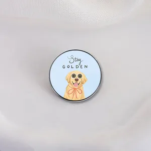 Mooie ronde pin badge met een Golden Retriever met bril en de tekst Stay GOLDEN