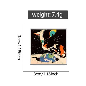 Spilla a gatto fantasy surreale con motivo Terra, dimensioni 3x3cm e peso 7,4g dettaglio