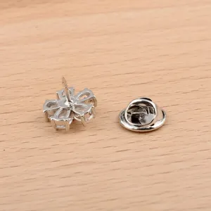 Detailaufnahme der Mini-Zirkon-Blumenbrosche mit silbernem Schmetterlingsverschluss.
