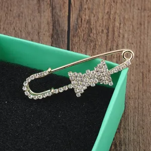 Eleganter goldener Sicherheitsnadel-Broche mit glitzernden Strasssteinen im Turmdesign