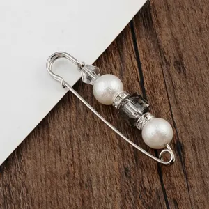 Detailansicht der eleganten Sicherheitsnadel-Brosche mit weißen Perlen und Kristallen