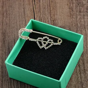 Eleganter goldfarbener Sicherheitsnadel-Brosche mit Strass-Herzen in einer blaugrünen Box
