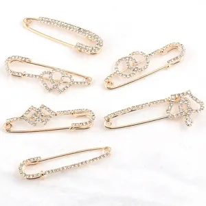 Elegantes Set aus sechs vergoldeten Strass-Sicherheitsnadeln mit Kronen- und Herzmotiven