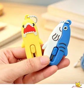 Schattige cartoon haai utility mes sleutelhanger, draagbare mini doos snijder voor brief.