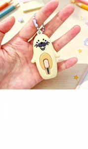 Gedetailleerd overzicht van een schattige zeehond cutter sleutelhanger voor het openen van pakjes.