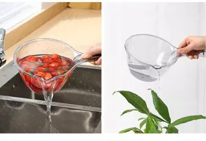 Détail de louche à eau en plastique transparent montrant le lavage des légumes.