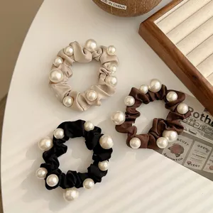 Set di tre eleganti elastici per capelli con perle in beige, marrone e nero per lo styling