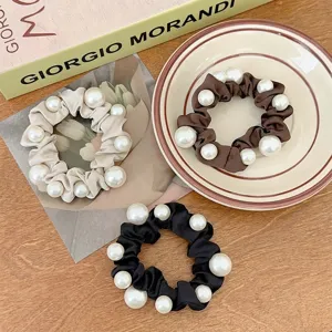 Set di tre eleganti elastici per capelli plissettati con grandi perle bianche per lei
