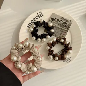 Eleganti elastici per capelli con perle in beige, marrone e nero per code di cavallo.