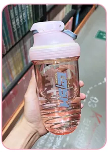 Vue détaillée de la gourde shaker de fitness en plastique rose avec boule de mélange.