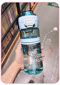 Grande bottiglia d'acqua in plastica con cannuccia e tappo di chiusura per sport e uso quotidiano.
