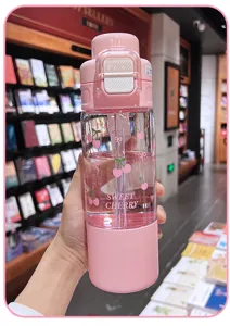 Rosa Plastik Wasserflasche Detail, süßes Kirschmuster und Strohhalm Design für den Alltag.