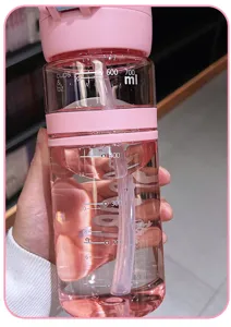 Vista dettagliata della grande borraccia in plastica rosa con cannetta e tacche.