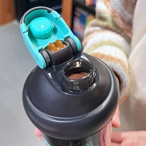 Bouteille d'eau shaker de sport en plastique grand format avec couvercle rabattable.