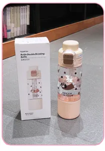 Detailansicht der süßen Bär Kunststoff Trinkflasche mit Strohhalm und praktischer Schachtel.