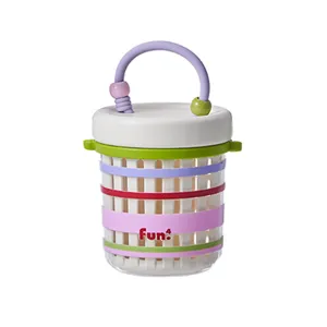 Taza portátil de doble capa para ensalada de frutas con asa y rayas de colores para uso diario.