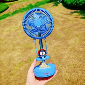 Vista detallada del mini ventilador USB portátil con diseño de pingüino y columpio.
