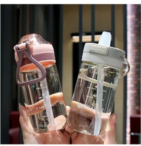 Portable plastic water bottle with straw, 500ml large capacity student drinking cup.