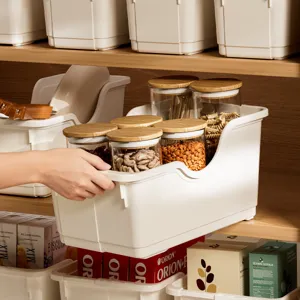 Caja organizadora para armario de cocina con diseño deslizante y tarros de cristal.