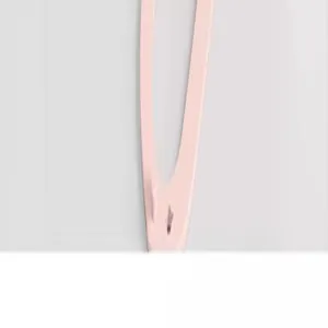 Gros plan du crochet de suspension rose pour panier d'évier, design en plastique lisse.