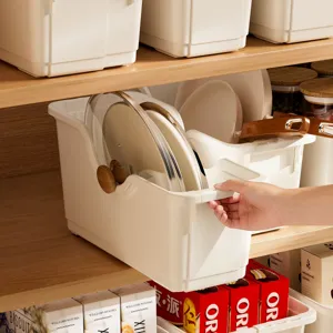 Caja de almacenamiento extraíble para tapas de ollas y utensilios de cocina de plástico blanco.