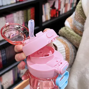 Grote plastic waterfles met rietje en dubbele drinkopening voor dagelijks gebruik.