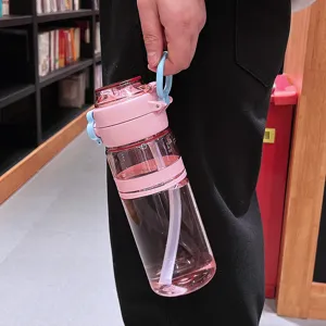 Draagbare grote capaciteit stro plastic waterfles met roze lichaam en handvat voor sport.