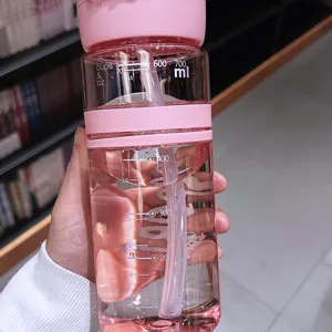 Grote plastic waterfles met rietje en maataanduiding, draagbare zomercup voor sport en dagelijks.