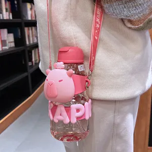 Bottiglia Capibara rosa con tracolla e cannuccia, simpatico design animale per bambini vista principale