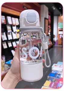 Semplice tazza di paglia spaziale con lettere, bottiglia d'acqua in plastica portatile per studenti.