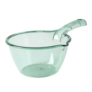 Scoop d'eau en plastique vert transparent pour cuisine domestique durable et pratique.