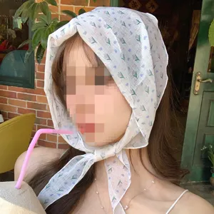 Vue détaillée d'un foulard floral blanc léger noué pour un look de vacances d'été