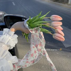 Bandeau écharpe en soie à motif floral rose avec des tulipes fraîches sous le soleil