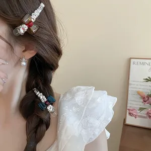 Barrette à cheveux élégante avec nœud en strass pour coiffures d'été sur modèle asiatique