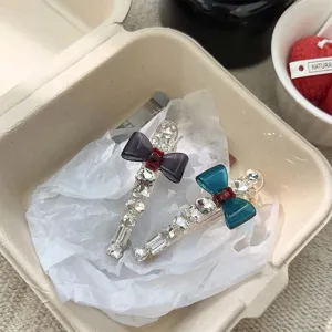 Barrettes à cheveux élégantes avec nœuds et strass brillants dans un coffret cadeau
