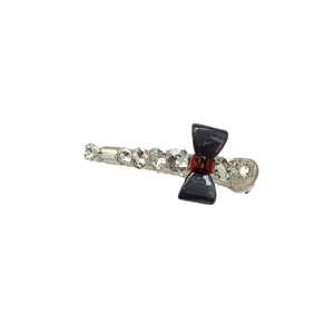 Barrette à cheveux élégante avec nœud minimaliste, strass brillants et pierre rouge