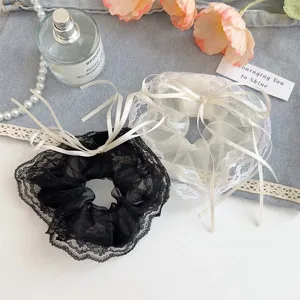 Lot de deux chouchous élégants en dentelle avec ruban et nœud en noir et blanc.