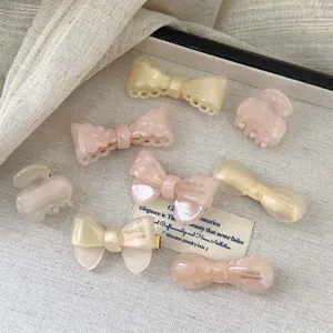 Elegante haarklammern und haarspangen aus acetat in pastellfarben mit schleifen.