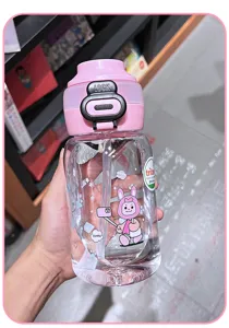 Detailaufnahme der rosa Kinder Trinkflasche mit niedlichem Kaninchen Motiv und sicherem Verschluss.