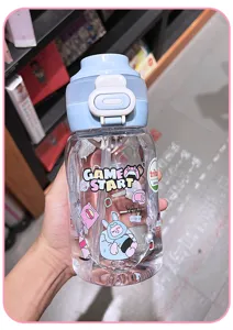Tragbare Plastik Trinkflasche für Kinder mit Strohhalm, süßem Cartoon Design und sicherem Deckel.