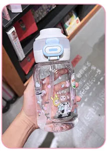 Nahaufnahme Detailansicht der niedlichen Cartoon Kaninchen gedruckten Plastik Wasserflasche.