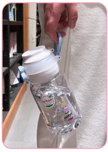 Tragbare Kinder Trinkflasche mit Strohhalm und süßem Tiermotiv aus bruchsicherem Kunststoff.
