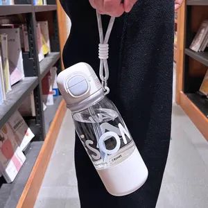 Bottiglia d'acqua spaziale creativa minimalista con paglia, tazza in plastica portatile.