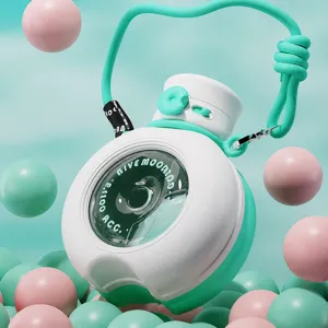 Süße kameraförmige Kunststoff-Wasserflasche mit Tragegurt, tragbarer Becher für den Sommer.