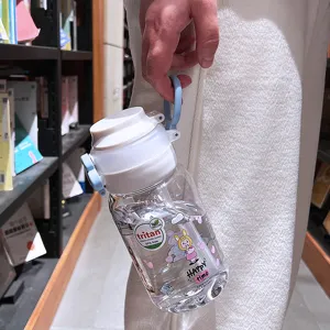 Kinder süße Kunststoff Trinkflasche mit Strohhalm tragbare Cartoon Tasse für Mädchen