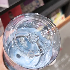 Ansicht der Trinkflasche unten mit Tritan und BPA freien Materialdetails für Kinder.