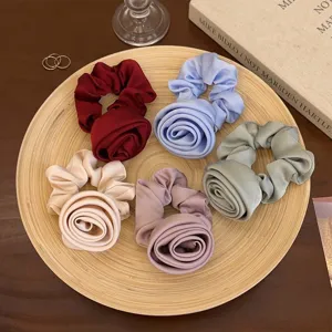 Elegantes Set aus fünf Satin-Haargummis mit 3D-Blumen in verschiedenen Pastellfarben für Damen