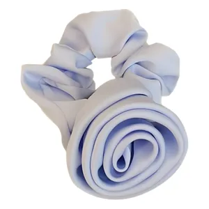 Eleganter hellblauer Haargummi mit großer 3D-Rosenblüte aus Seidenimitat