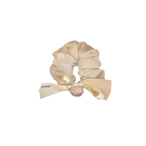 Κομψό μπεζ mesh scrunchie με τριαντάφυλλο, κορδέλα και κρεμαστό γυαλιστερό μαργαριτάρι