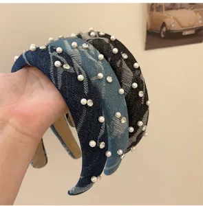 Dettaglio di tre cerchietti in denim decorati con eleganti perle e strass luccicanti